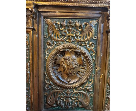 ARM249 - Credenza laccata, dorata e scolpita, epoca '800,misure cm L 170 x H 130 x P 63