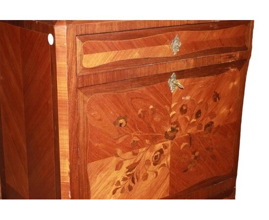 Secretaire Francese Stile Luigi XV del 1800 con ricchi intarsi a motivo floreale