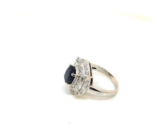 Anello in oro con zaffiro e diamanti baguettes