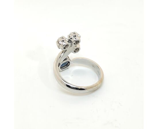 Anello in oro con diamanti e zaffiro