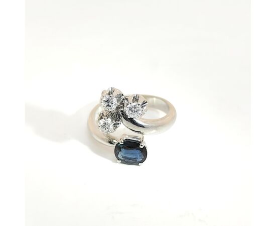 Anello in oro con diamanti e zaffiro