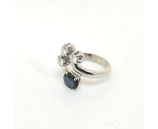 Anello in oro con diamanti e zaffiro