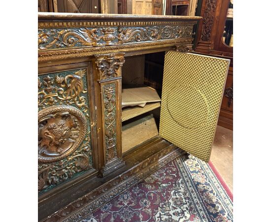 ARM249 - Credenza laccata, dorata e scolpita, epoca '800,misure cm L 170 x H 130 x P 63