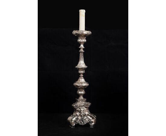 Candelabro antico in bronzo argentato appartenente alla seconda metà del XVIII secolo.