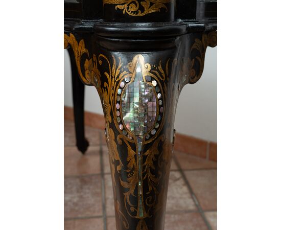 Vetrina/Bacheca antica Napoleone III in legno ebanizzato con innesti di intarsio in madreperla. Francia XIX secolo.