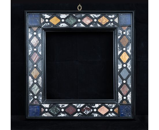 Cornice antica in commesso di marmo e pietre dure. Firenze XX secolo.