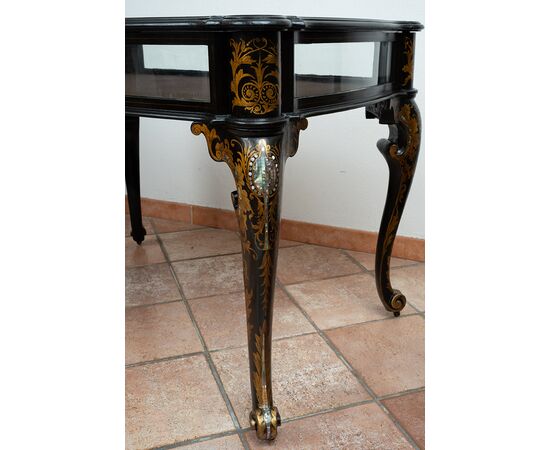 Vetrina/Bacheca antica Napoleone III in legno ebanizzato con innesti di intarsio in madreperla. Francia XIX secolo.