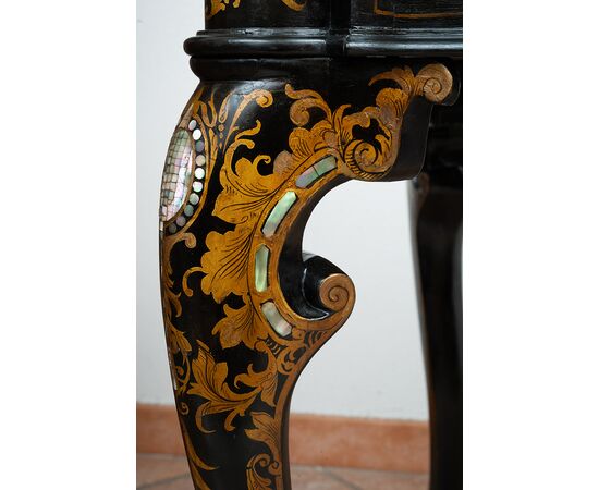 Vetrina/Bacheca antica Napoleone III in legno ebanizzato con innesti di intarsio in madreperla. Francia XIX secolo.