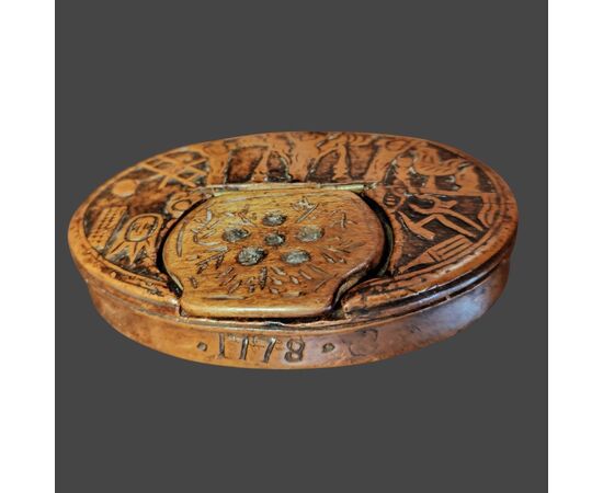 Splendida tabacchiera in bosso scolpita con immagini Passione Cristo datata 1778