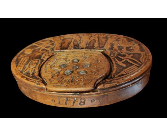 Splendida tabacchiera in bosso scolpita con immagini Passione Cristo datata 1778