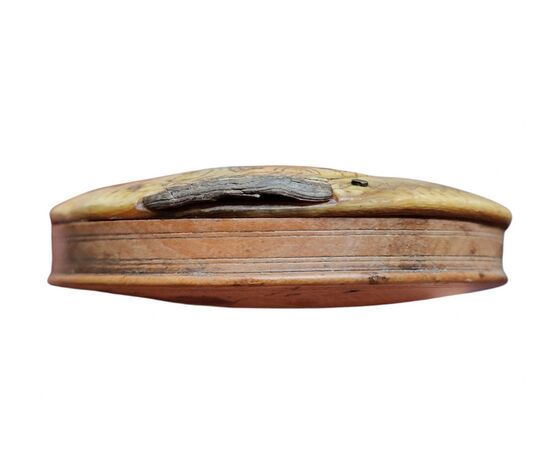 Tabacchiera in legno tornito e corno datata 1834