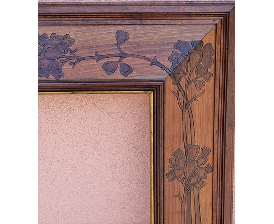 Coppia di cornici Liberty / Art Nouveau in noce intagliato – Inizio XX secolo