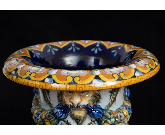 Coppia di vasi antichi firmati "Ginori" in maiolica smaltata. Periodo seconda metà del XIX secolo.