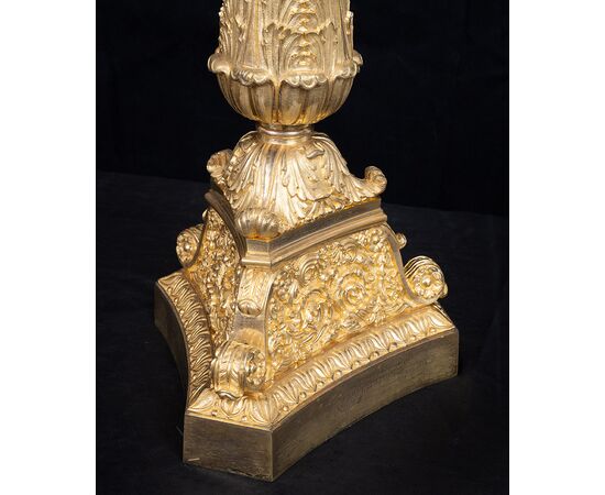 Coppia di candelabri antichi Carlo X a sei fiamme in bronzo dorato appartenente agli inizi del XIX secolo.