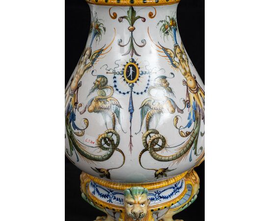 Coppia di vasi antichi firmati "Ginori" in maiolica smaltata. Periodo seconda metà del XIX secolo.