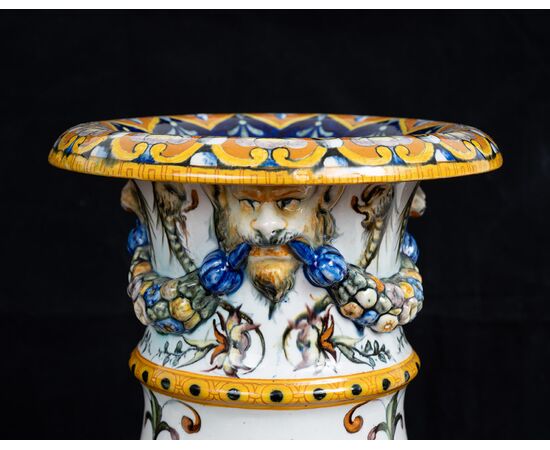 Coppia di vasi antichi firmati "Ginori" in maiolica smaltata. Periodo seconda metà del XIX secolo.