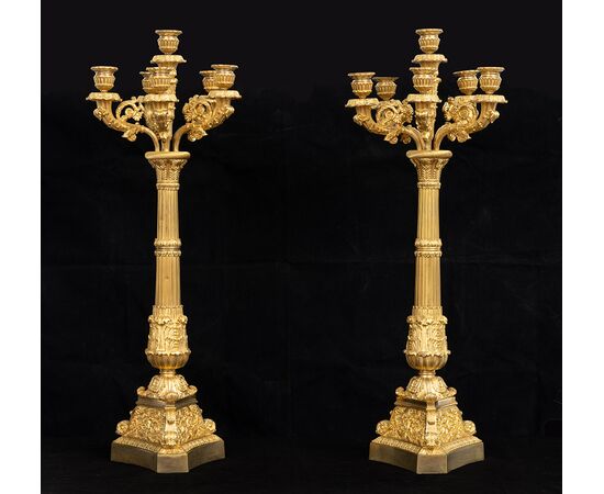 Coppia di candelabri antichi Carlo X a sei fiamme in bronzo dorato appartenente agli inizi del XIX secolo.