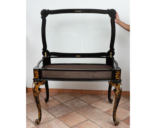 Vetrina/Bacheca antica Napoleone III in legno ebanizzato con innesti di intarsio in madreperla. Francia XIX secolo.