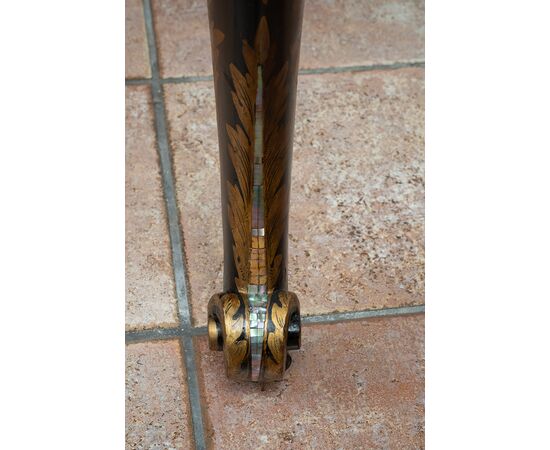 Vetrina/Bacheca antica Napoleone III in legno ebanizzato con innesti di intarsio in madreperla. Francia XIX secolo.