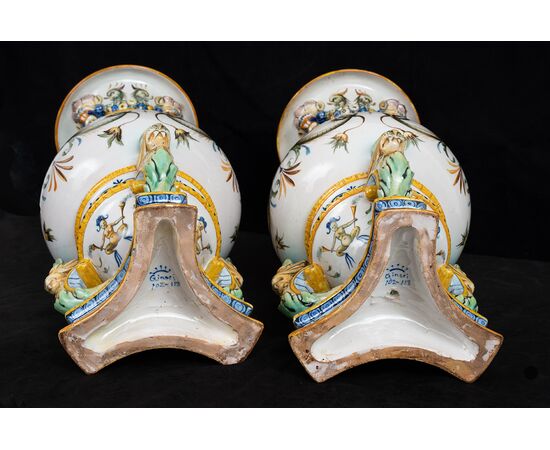 Coppia di vasi antichi firmati "Ginori" in maiolica smaltata. Periodo seconda metà del XIX secolo.