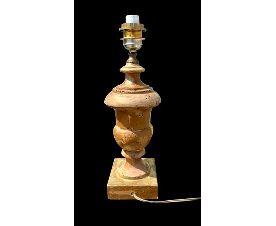 Lampada in legno intagliato ricavata da portapalme.Liguria.