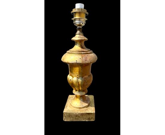 Lampada in legno intagliato ricavata da portapalme.Liguria.