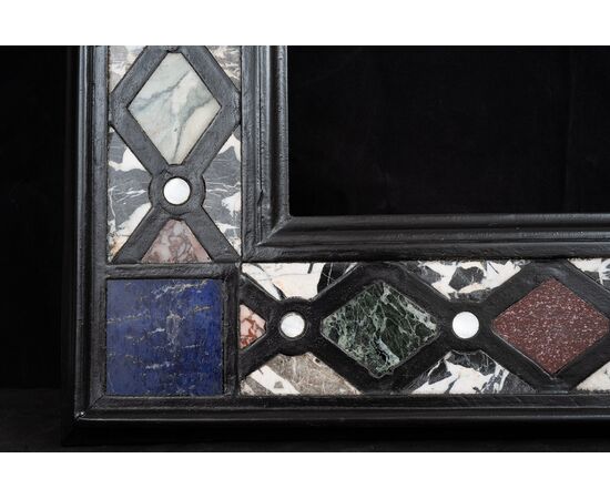 Cornice antica in commesso di marmo e pietre dure. Firenze XX secolo.