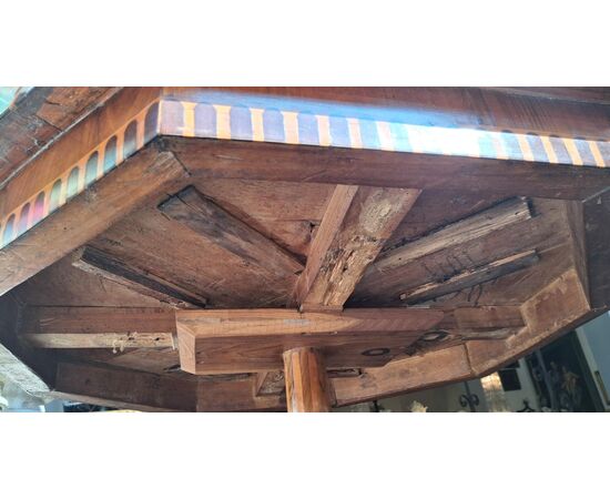 Tavolo ottagonale in legno intasiato, lastronato e pirografato
