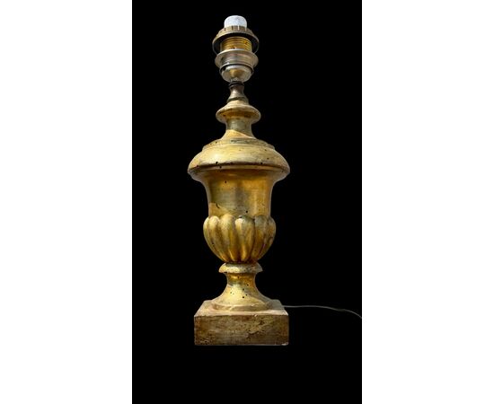 Lampada in legno intagliato ricavata da portapalme.Liguria.