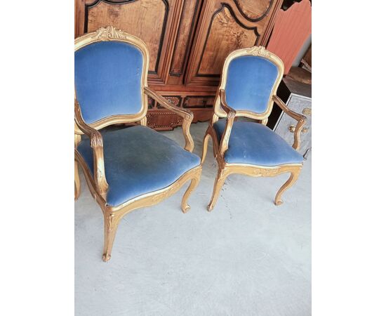Coppia di poltrone in legno dorato con gambe mosse