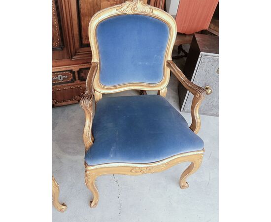 Coppia di poltrone in legno dorato con gambe mosse