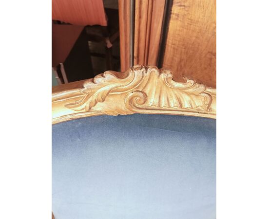 Coppia di poltrone in legno dorato con gambe mosse
