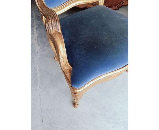 Coppia di poltrone in legno dorato con gambe mosse
