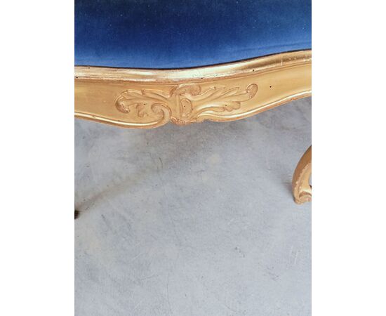 Coppia di poltrone in legno dorato con gambe mosse