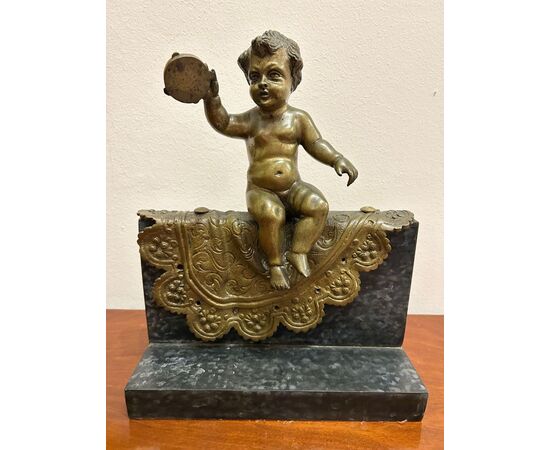 Statuina di bronzo di un putto seduto