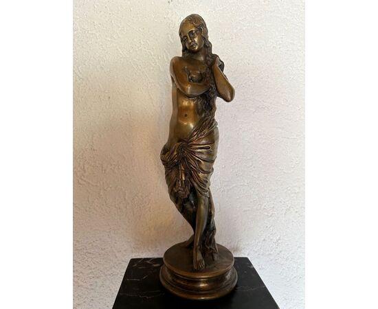Scultura di una donna in bronzo