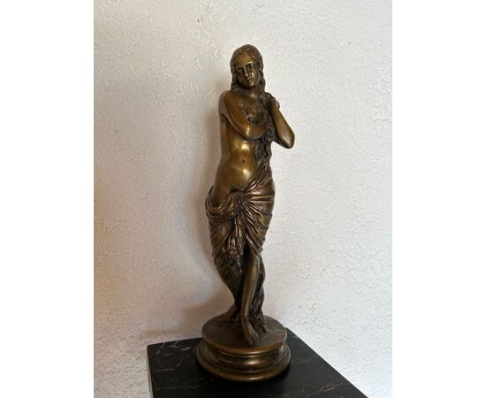 Scultura di una donna in bronzo