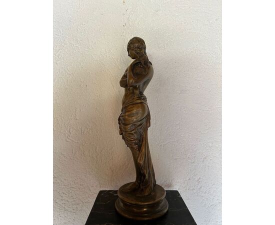 Scultura di una donna in bronzo