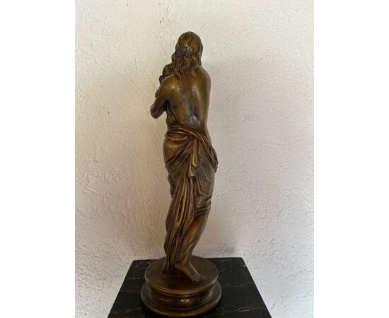 Scultura di una donna in bronzo