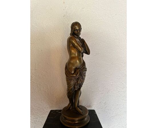 Scultura di una donna in bronzo