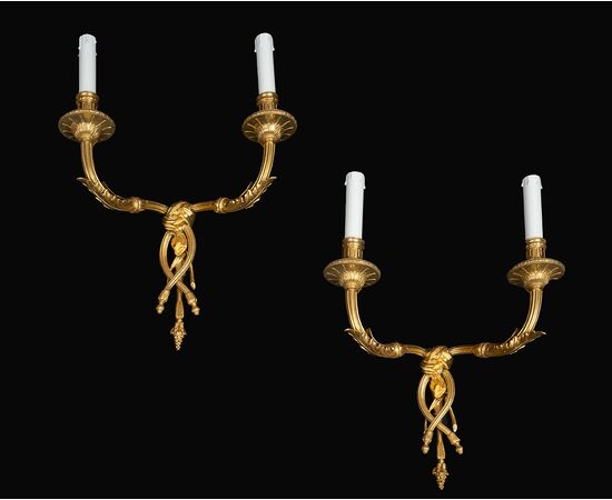 Coppia di applique antichi Napoleone III in bronzo dorato finemente cesellato. Francia XIX secolo.