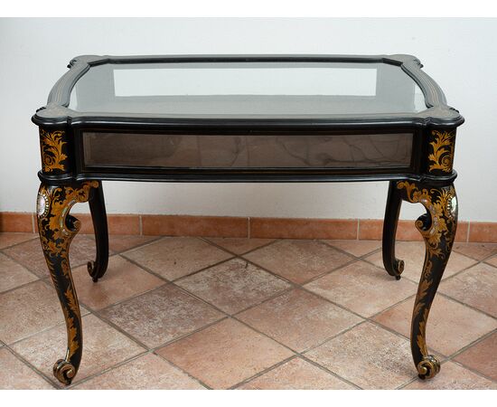 Vetrina/Bacheca antica Napoleone III in legno ebanizzato con innesti di intarsio in madreperla. Francia XIX secolo.