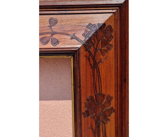Coppia di cornici Liberty / Art Nouveau in noce intagliato – Inizio XX secolo