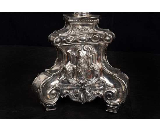 Candelabro antico in bronzo argentato appartenente alla seconda metà del XVIII secolo.