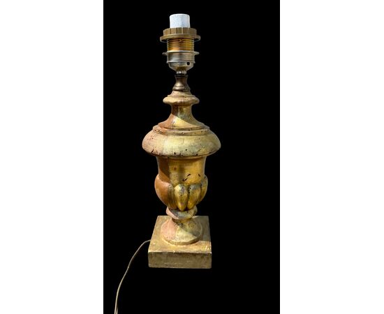 Lampada in legno intagliato ricavata da portapalme.Liguria.