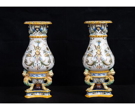 Coppia di vasi antichi firmati "Ginori" in maiolica smaltata. Periodo seconda metà del XIX secolo.
