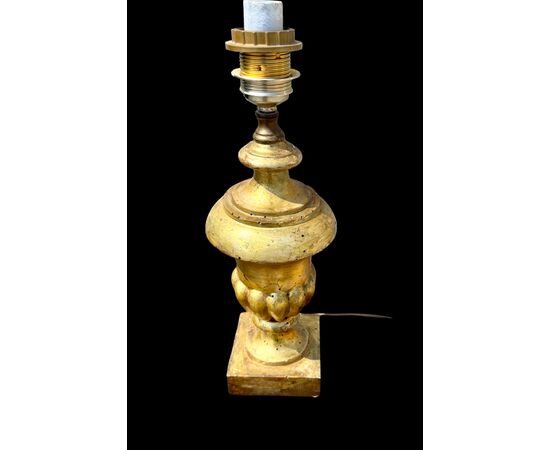 Lampada in legno intagliato ricavata da portapalme.Liguria.