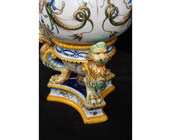 Coppia di vasi antichi firmati "Ginori" in maiolica smaltata. Periodo seconda metà del XIX secolo.