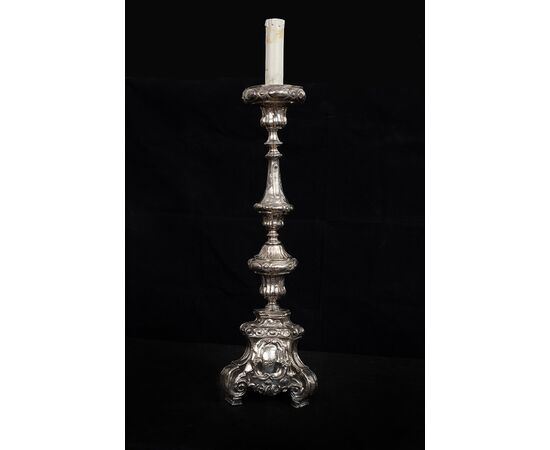 Candelabro antico in bronzo argentato appartenente alla seconda metà del XVIII secolo.
