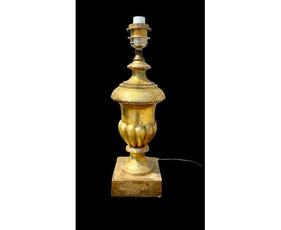 Lampada in legno intagliato ricavata da portapalme.Liguria.